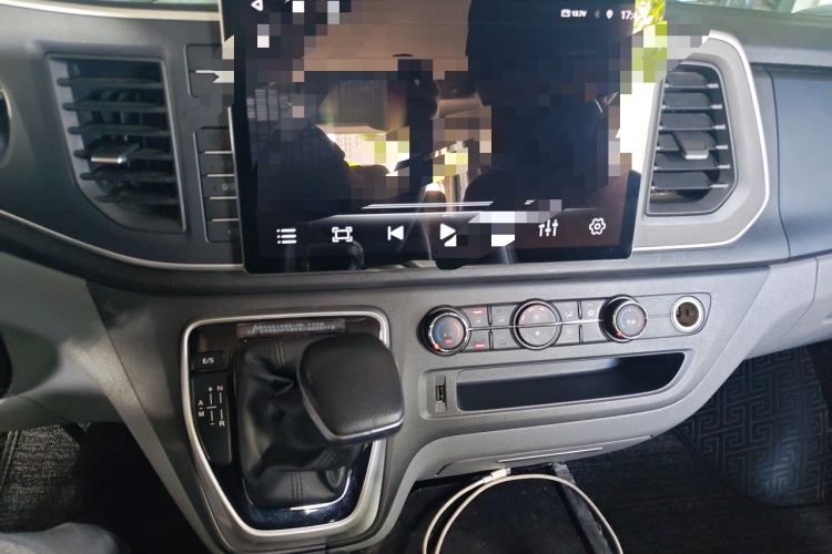 Used SAIC MAXUS Xintu V80 2021 2.0T PLUS AMT All-in-One King Long Wheelbase Mid-Roof Design—6/7/8/9-Seater Audio And AC Panel