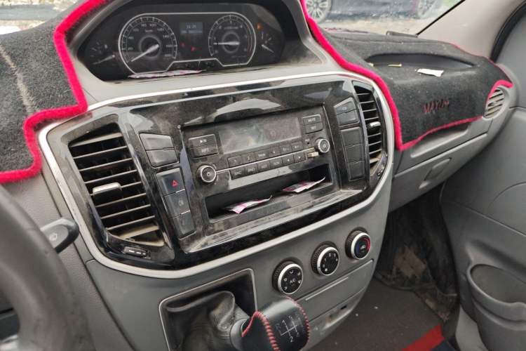 Used SAIC MAXUS Xintu V80 2021 2.0T Manual Classic Aoyuntong Long Wheelbase High-Roof 6/7/8/9-Seater Audio And AC Panel