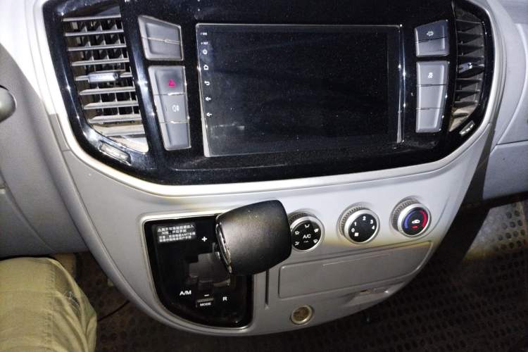 Used SAIC MAXUS Xintu V80 2021 2.0T AMT Classic City Distribution King Long Wheelbase Mid-Roof 3-Seater Audio And AC Panel