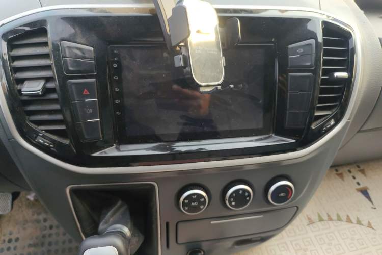 Used SAIC MAXUS Xintu V80 2021 2.0T Manual Classic City Delivery King Long Wheelbase High Roof 3 Seats Audio And AC Panel