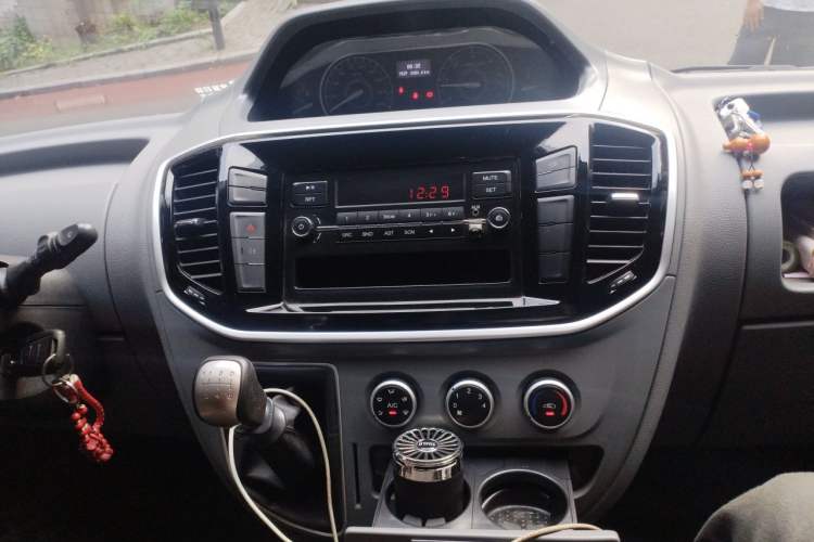 Used SAIC MAXUS Xintu V80 2021 2.0T Manual Classic Aoyuntong Short Wheelbase Ultra-Low Roof 5/6-Seater Audio And AC Panel
