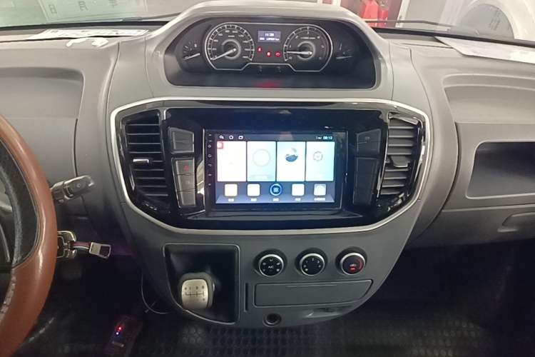 Used SAIC MAXUS Xintu V80 2021 2.0T Manual Classic Aoyuntong Short Wheelbase Mid-Roof 5/6-Seater Audio And AC Panel
