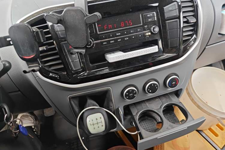 Used SAIC MAXUS Xintu V80 2021 2.0T Manual Classic Aoyuntong Short Wheelbase Mid-Roof 5/6-Seater Audio And AC Panel