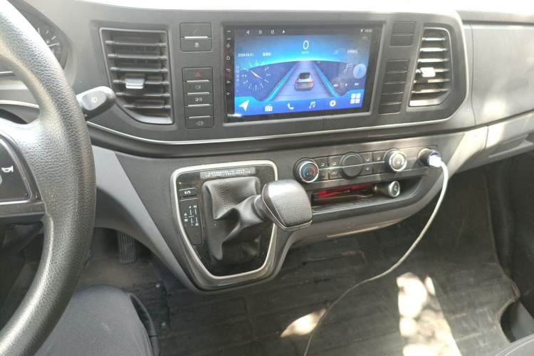 Used SAIC MAXUS Xintu V80 2021 2.0T PLUS AMT All-Rounder Short Wheelbase Mid-Roof 5/6/7/8/9-Seater Audio And AC Panel