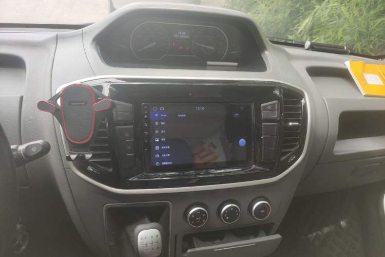 Used SAIC MAXUS Xintu V80 2021 2.0T Manual Classic City Delivery King Long Wheelbase Mid-Roof 3 Seats Audio And AC Panel