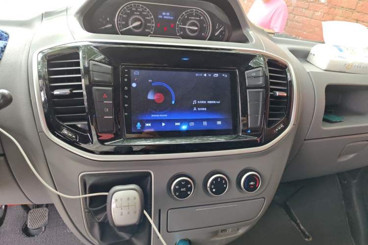 Used SAIC MAXUS Xintu V80 2021 2.0T Manual Classic Aoyuntong Short Wheelbase Mid-Roof 5/6-Seater Audio And AC Panel