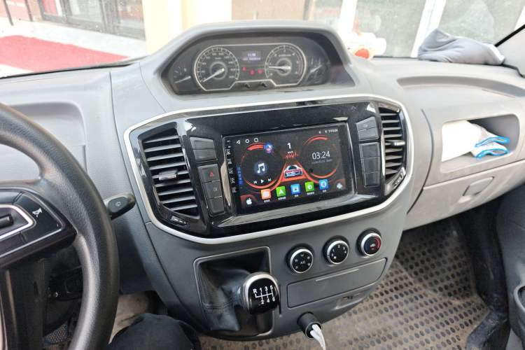 Used SAIC MAXUS Xintu V80 2021 2.0T Manual Classic Aoyuntong Short Wheelbase Mid-Roof 5/6-Seater Audio And AC Panel