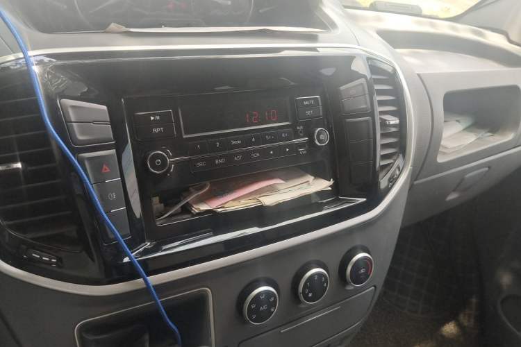 Used SAIC MAXUS Xintu V80 2021 2.0T Manual Classic Aoyuntong Short Wheelbase Mid-Roof 5/6-Seater Audio And AC Panel