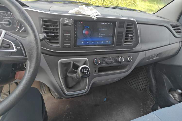 Used SAIC MAXUS Xintu V80 2021 2.0T PLUS Manual All-Around King Long Wheelbase Mid-Roof Variant with 6/7/8/9 Seats Audio And AC Panel