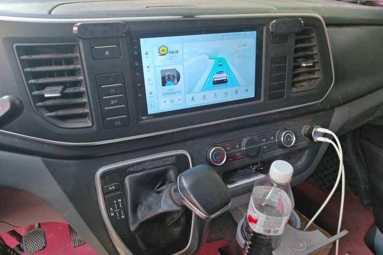 Used SAIC MAXUS Xintu V80 2021 2.0T PLUS AMT All-Rounder Short Wheelbase Mid-Roof 5/6/7/8/9-Seater Audio And AC Panel