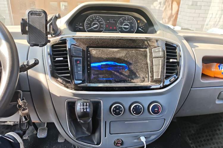 Used SAIC MAXUS Xintu V80 2021 2.0T Manual Classic Aoyuntong Long Wheelbase Mid-Roof 6/7/8/9-Seater Audio And AC Panel