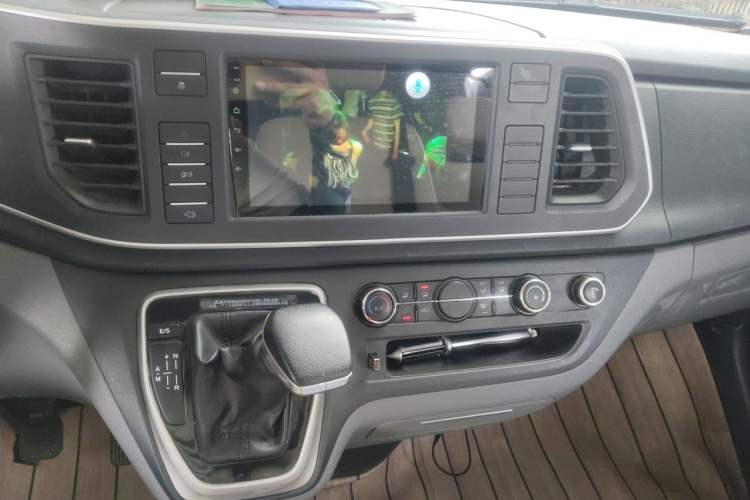 Used SAIC MAXUS Xintu V80 2021 2.0T PLUS AMT Aoyuntong Short-Wheelbase Mid-Roof 5/6-Seater Audio And AC Panel