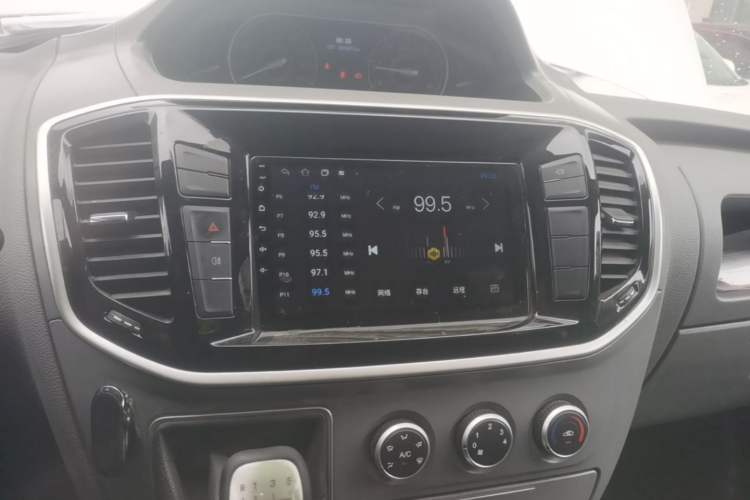 Used SAIC MAXUS Xintu V80 2021 2.0T Manual Classic Aoyuntong Short Wheelbase Mid-Roof 5/6-Seater Audio And AC Panel