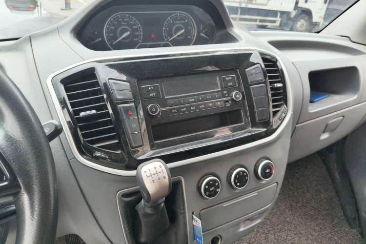 Used SAIC MAXUS Xintu V80 2021 2.0T Manual Classic Aoyuntong Short Wheelbase Mid-Roof 5/6-Seater Audio And AC Panel
