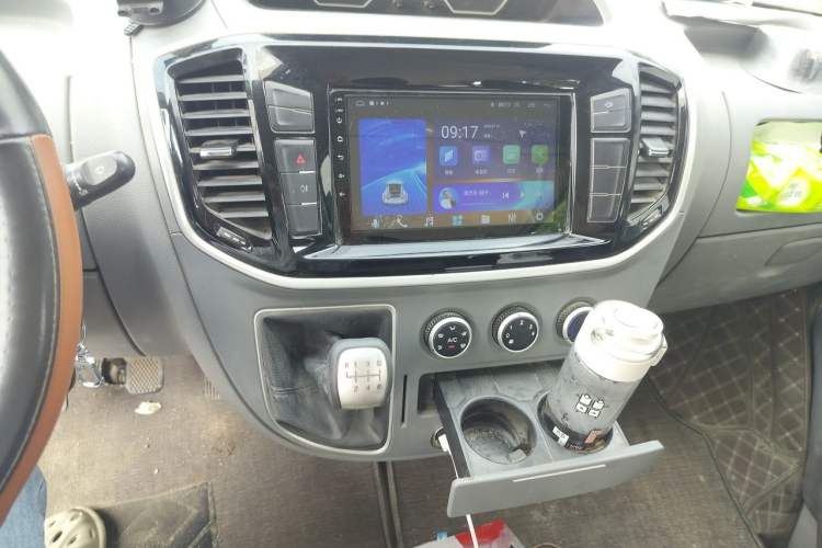 Used SAIC MAXUS Xintu V80 2021 2.0T Manual Classic Aoyuntong Short Wheelbase Ultra-Low Roof 5/6-Seater Audio And AC Panel