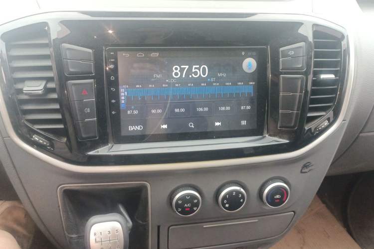 Used SAIC MAXUS Xintu V80 2021 2.0T Manual Classic City Delivery King Short Wheelbase Mid-Roof Design 3 Seats Audio And AC Panel