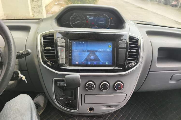 Used SAIC MAXUS Xintu V80 2021 2.0T AMT Classic Aoyuntong Short Wheelbase Mid-Roof 5/6-Seater Audio And AC Panel