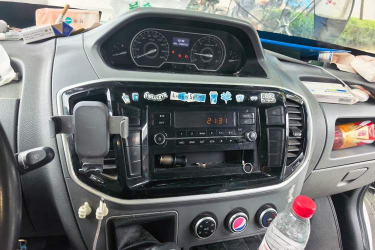Used SAIC MAXUS Xintu V80 2021 2.0T Manual Classic City Delivery King Long Wheelbase Mid-Roof 3 Seats Audio And AC Panel
