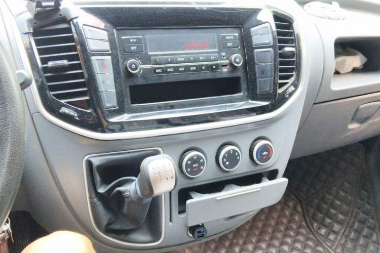 Used SAIC MAXUS Xintu V80 2021 2.0T Manual Classic Aoyuntong Short Wheelbase Mid-Roof 5/6-Seater Audio And AC Panel