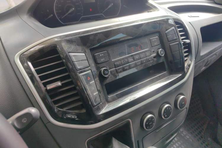 Used SAIC MAXUS Xintu V80 2021 2.0T Manual Classic Aoyuntong Short Wheelbase Mid-Roof 5/6-Seater Audio And AC Panel