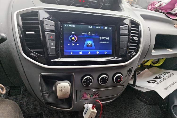 Used SAIC MAXUS Xintu V80 2021 2.0T PLUS Manual Van Short Wheelbase Mid-Roof Design 3-Seater Audio And AC Panel