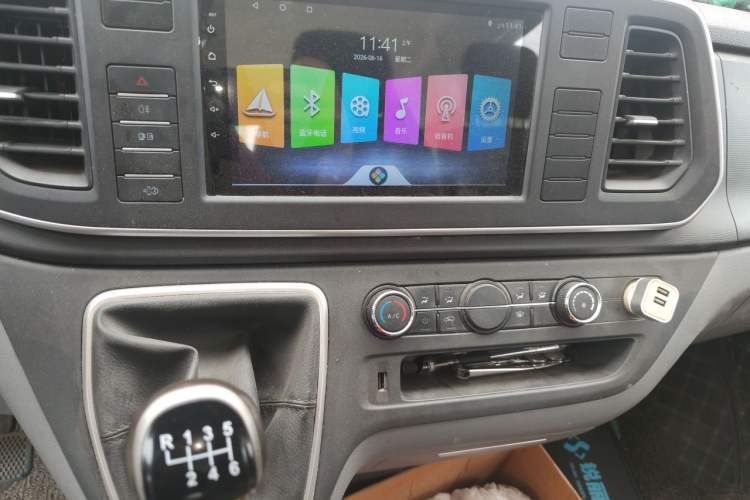 Used SAIC MAXUS Xintu V80 2021 2.0T PLUS Manual Aoyuntong Short Wheelbase Mid-Roof 5/6-Seater Audio And AC Panel