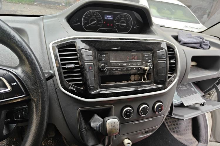 Used SAIC MAXUS Xintu V80 2021 2.0T Manual Classic Aoyuntong Short Wheelbase Mid-Roof 5/6-Seater Audio And AC Panel