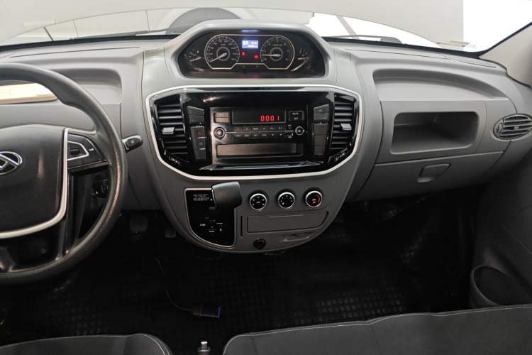 Used SAIC MAXUS Xintu V80 2021 2.0T AMT Classic Aoyuntong Short Wheelbase Mid-Roof 5/6-Seater Audio And AC Panel
