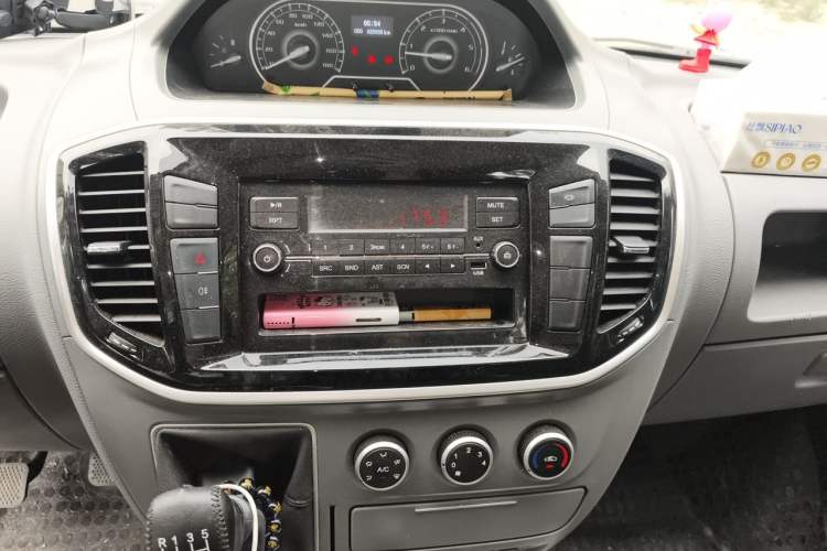 Used SAIC MAXUS Xintu V80 2021 2.0T Manual Classic Aoyuntong Long Wheelbase Mid-Roof 6/7/8/9-Seater Audio And AC Panel