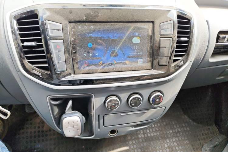 Used SAIC MAXUS Xintu V80 2021 2.0T Manual Classic Aoyuntong Short Wheelbase Mid-Roof 5/6-Seater Audio And AC Panel