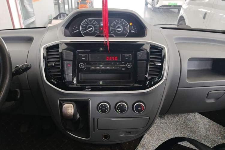Used SAIC MAXUS Xintu V80 2021 2.0T Manual Classic Aoyuntong Short Wheelbase Ultra-Low Roof 5/6-Seater Audio And AC Panel