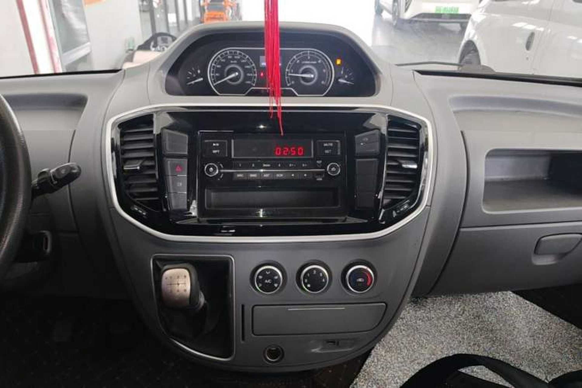 Used SAIC MAXUS Xintu V80 2021 2.0T Manual Classic Aoyuntong Short Wheelbase Ultra-Low Roof 5/6-Seater Audio And AC Panel
