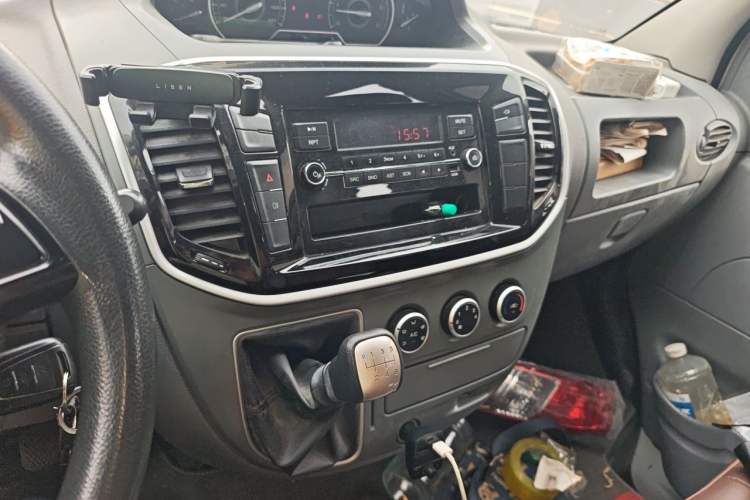 Used SAIC MAXUS Xintu V80 2021 2.0T Manual Classic Aoyuntong Long Wheelbase Mid-Roof 6/7/8/9-Seater Audio And AC Panel