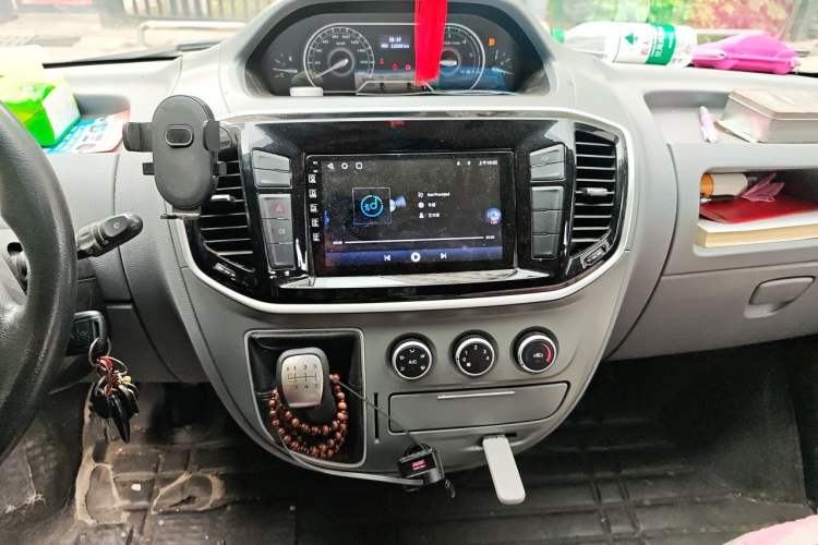 Used SAIC MAXUS Xintu V80 2021 2.0T Manual Classic Aoyuntong Short Wheelbase Mid-Roof 5/6-Seater Audio And AC Panel