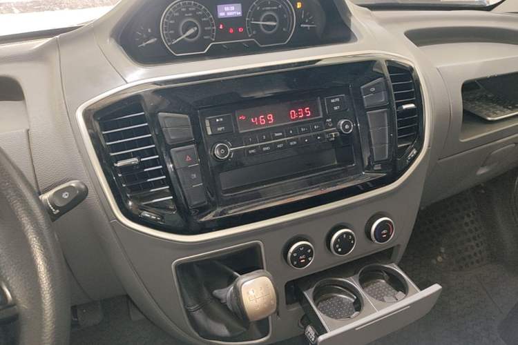 Used SAIC MAXUS Xintu V80 2021 2.0T Manual Classic City Delivery King Short Wheelbase Mid-Roof Design 3 Seats Audio And AC Panel