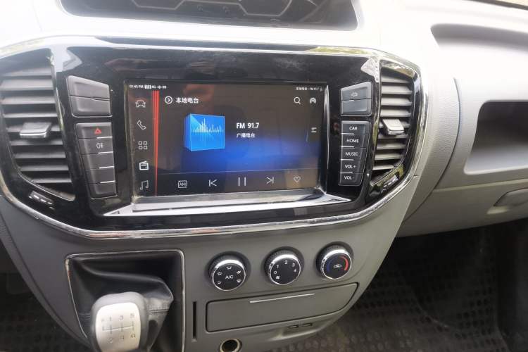 Used SAIC MAXUS Xintu V80 2021 2.0T Manual Classic City Delivery King Long Wheelbase Mid-Roof 3 Seats Audio And AC Panel