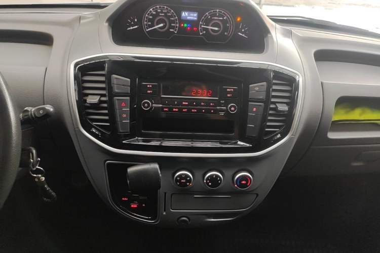 Used SAIC MAXUS Xintu V80 2021 2.0T AMT Classic Aoyuntong Short Wheelbase Ultra-Low Roof 5/6-Seater Audio And AC Panel