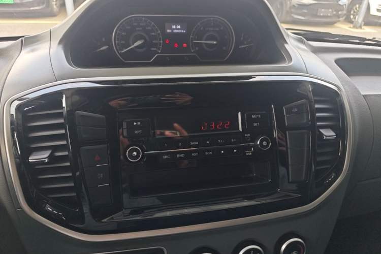 Used SAIC MAXUS Xintu V80 2021 2.0T Manual Classic Aoyuntong Short Wheelbase Ultra-Low Roof 5/6-Seater Audio And AC Panel