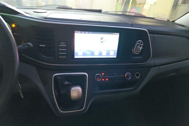 Used SAIC MAXUS Xintu V80 2021 2.0T PLUS Manual All-Around King Short Wheelbase Mid-Roof Variant—5/6/7/8/9-Seater Audio And AC Panel