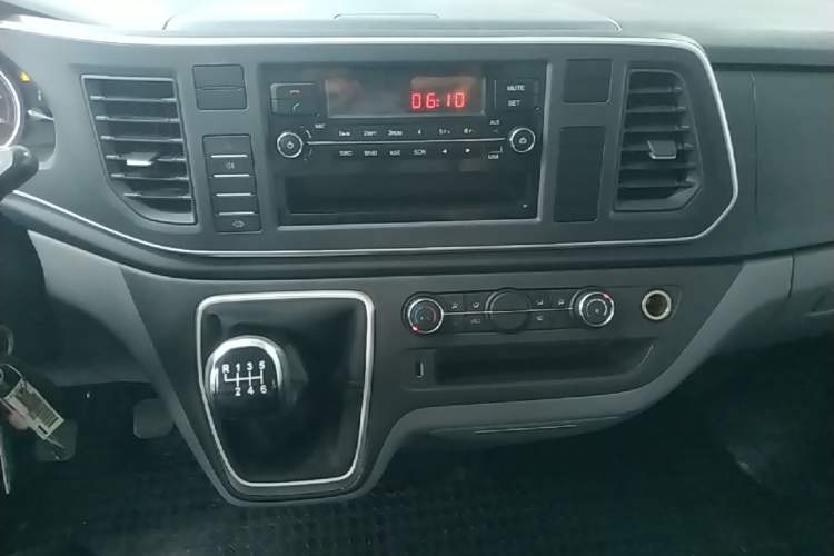 Used SAIC MAXUS Xintu V80 2021 2.0T Manual Classic Aoyuntong 127 PS Mid-axle Mid-roof 6/7/8/9-Seater Audio And AC Panel