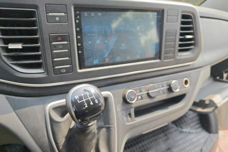 Used SAIC MAXUS Xintu V80 2021 2.0T Manual Classic Aoyuntong 139 PS Mid-axle Mid-roof 6/7/8/9-Seater Audio And AC Panel