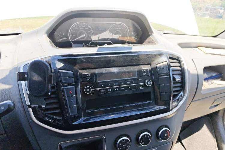Used SAIC MAXUS Xintu V80 2021 2.0T Manual Classic Aoyuntong Short Wheelbase Mid-Roof 5/6-Seater Audio And AC Panel