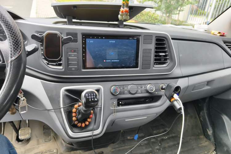 Used SAIC MAXUS Xintu V80 2021 2.0T AMT Classic Aoyuntong 127 PS Mid-axle Mid-roof 6/7/8/9-Seater Audio And AC Panel