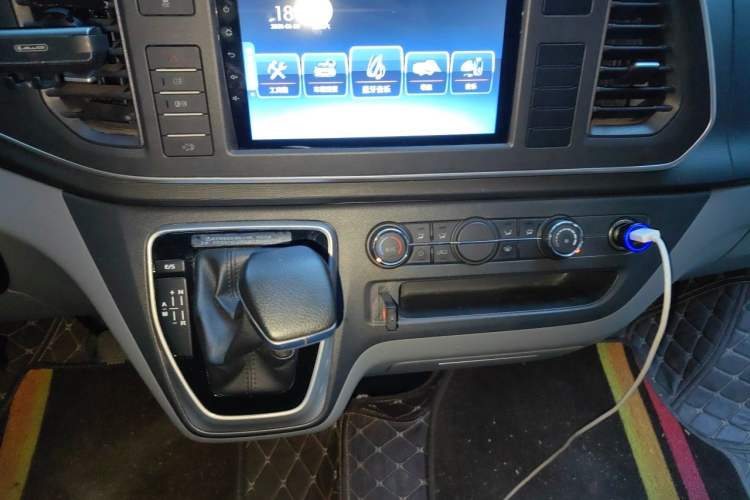 Used SAIC MAXUS Xintu V80 2021 2.0T PLUS AMT All-Rounder Short Wheelbase Mid-Roof 5/6/7/8/9-Seater Audio And AC Panel