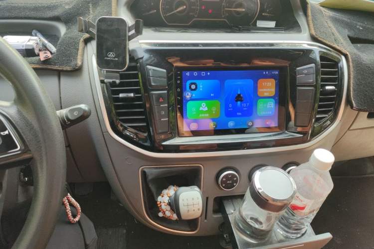 Used SAIC MAXUS Xintu V80 2021 2.0T Manual Classic Aoyuntong Short Wheelbase Mid-Roof 5/6-Seater Audio And AC Panel