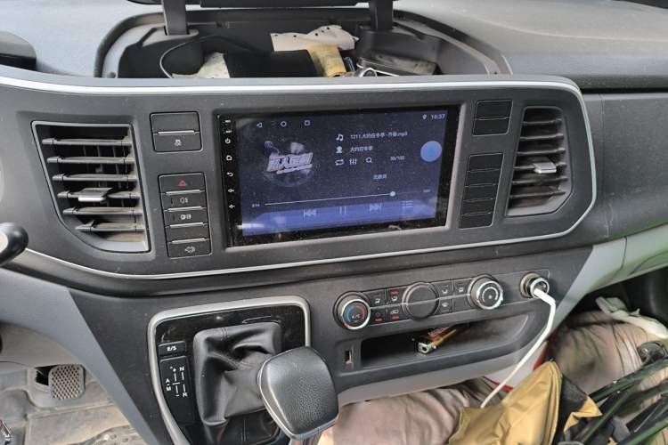 Used SAIC MAXUS Xintu V80 2021 2.0T PLUS AMT All-in-One King Long Wheelbase Mid-Roof Design—6/7/8/9-Seater Audio And AC Panel