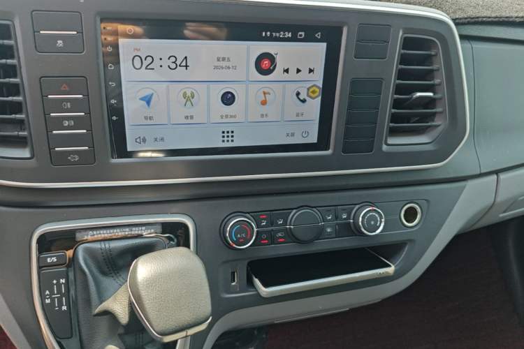 Used SAIC MAXUS Xintu V80 2021 2.0T PLUS AMT City Edition Short Wheelbase Ultra-Low Roof 5/6-Seater Audio And AC Panel