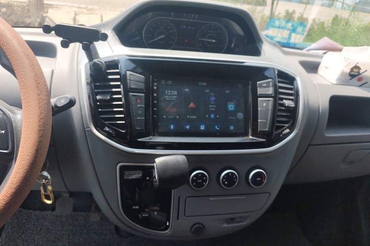 Used SAIC MAXUS Xintu V80 2021 2.0T AMT Classic Aoyuntong Short Wheelbase Mid-Roof 5/6-Seater Audio And AC Panel