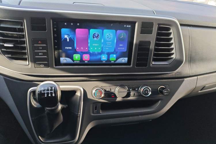Used SAIC MAXUS Xintu V80 2021 2.0T PLUS Manual All-Around King Long Wheelbase Mid-Roof Variant with 6/7/8/9 Seats Audio And AC Panel