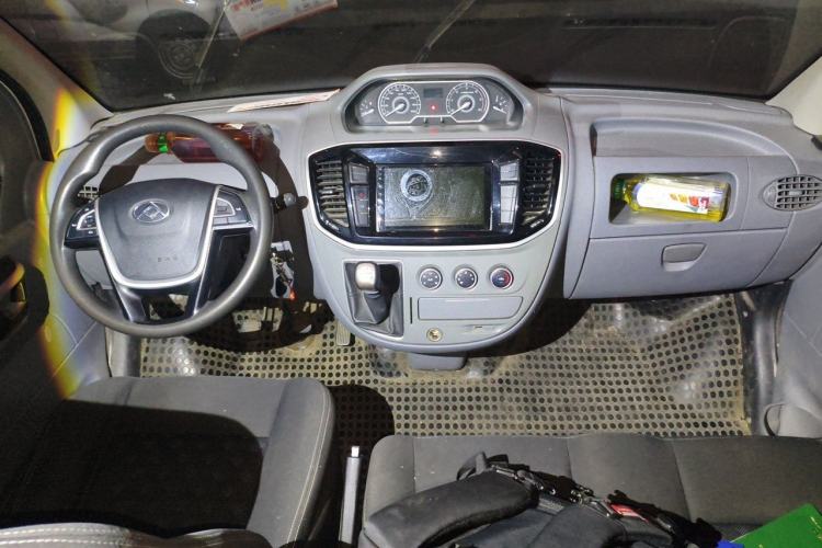 Used SAIC MAXUS Xintu V80 2021 2.0T Manual Classic Aoyuntong Short Wheelbase Mid-Roof 5/6-Seater Center Console